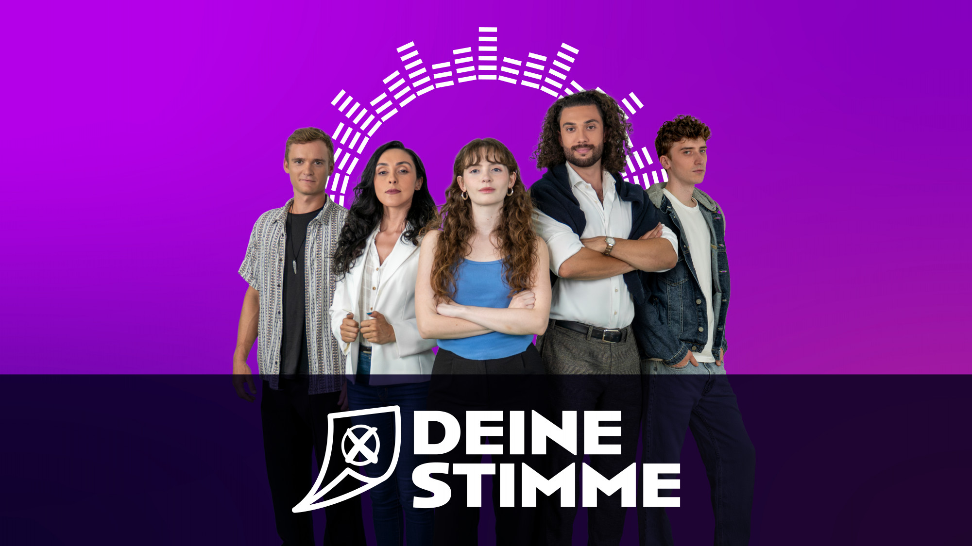 „Fünf junge Erwachsene stehen vor violettem Hintergrund mit Logo ‚Deine Stimme‘.“